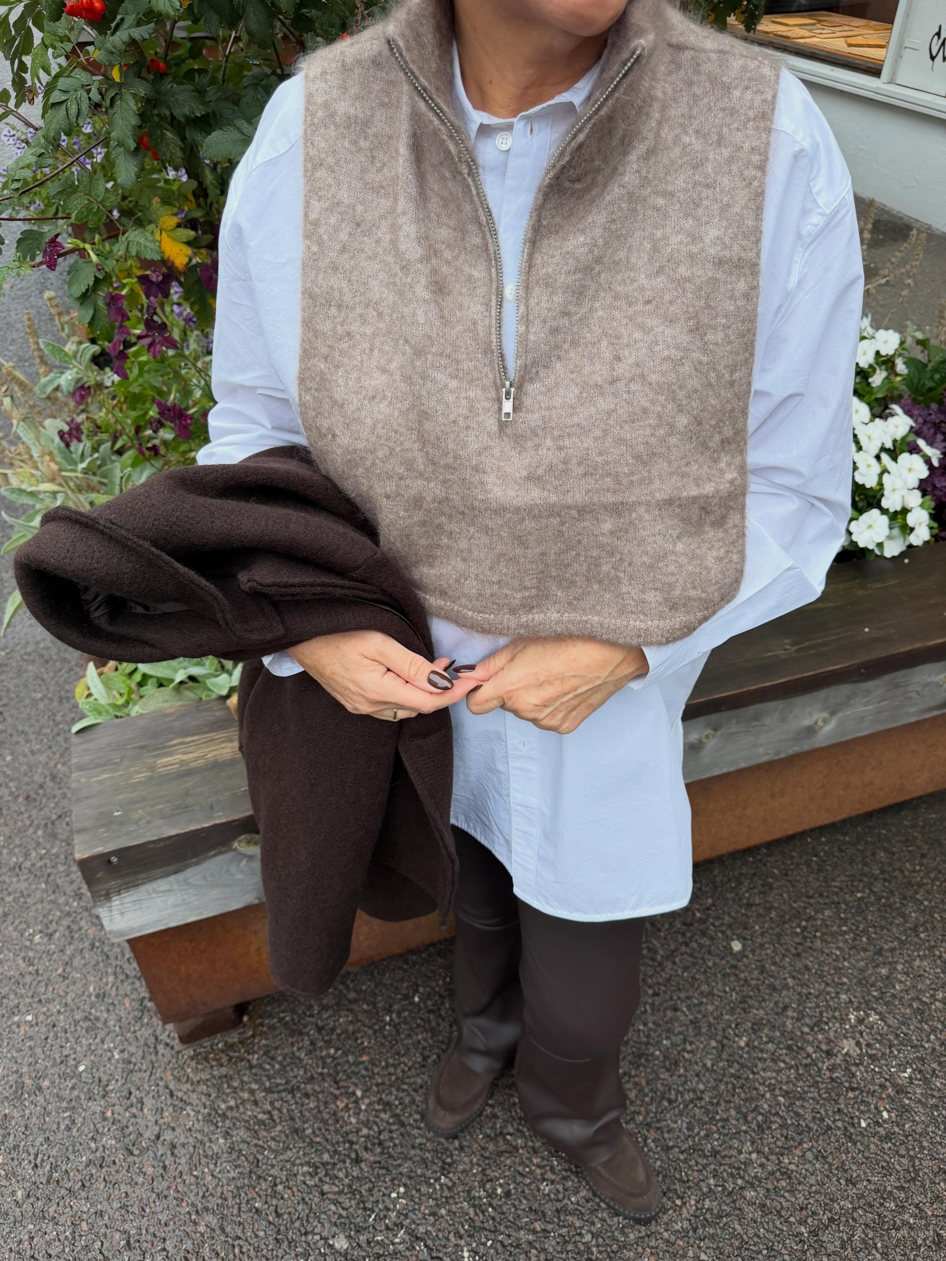 Neck Zip fra Rah i deilig mohair. Det perfekte tilbehøret til kjøligere dager. Et godt alternativ…